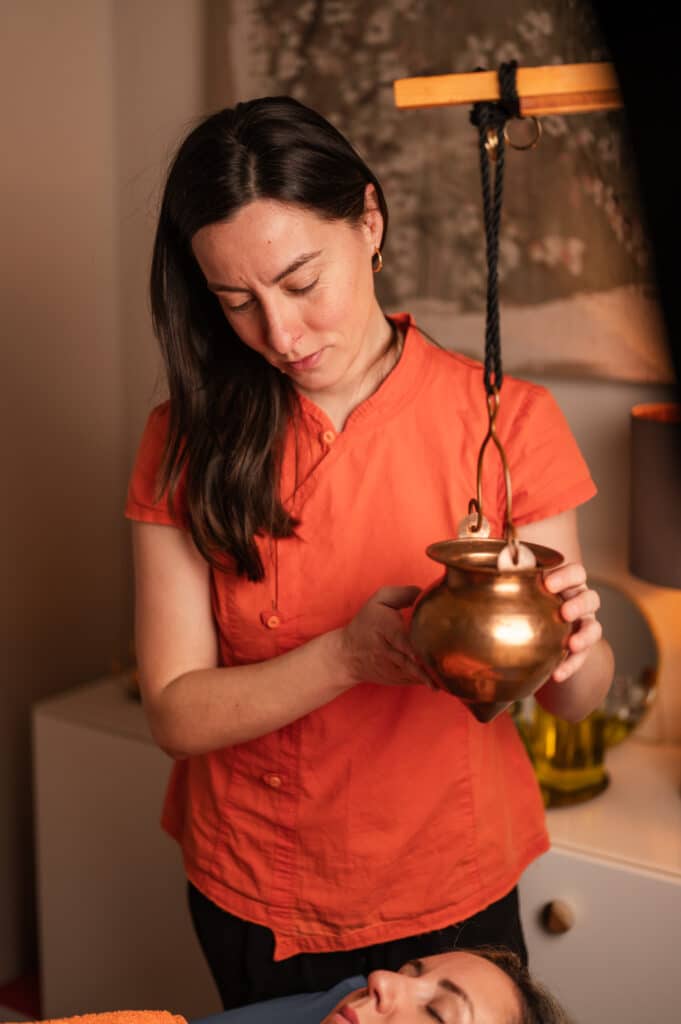 Shirodhara tratamiento sistema nervioso ayurveda